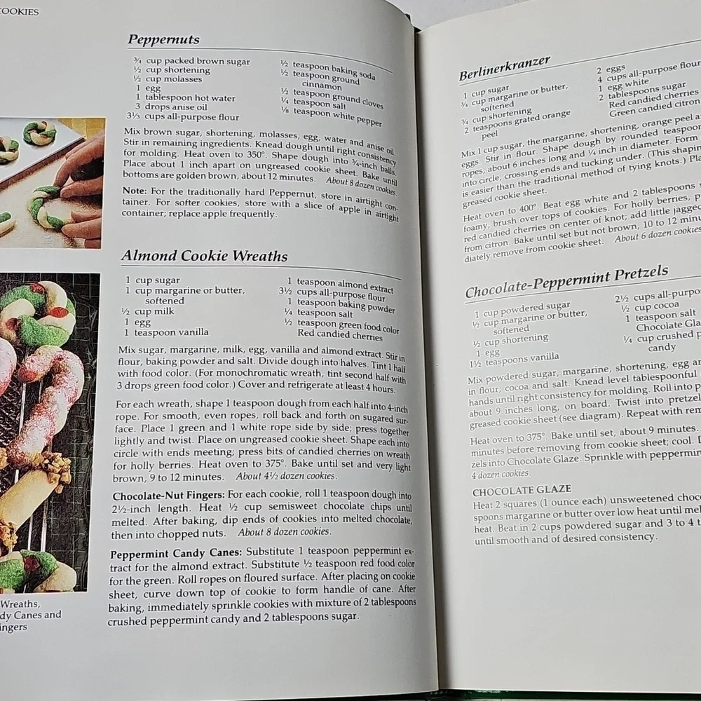 Betty Crocker Green and Red Holiday Baking Cookbook 1984 Fourth Printing
